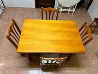 Mesa de cozinha com cadeiras e bancos