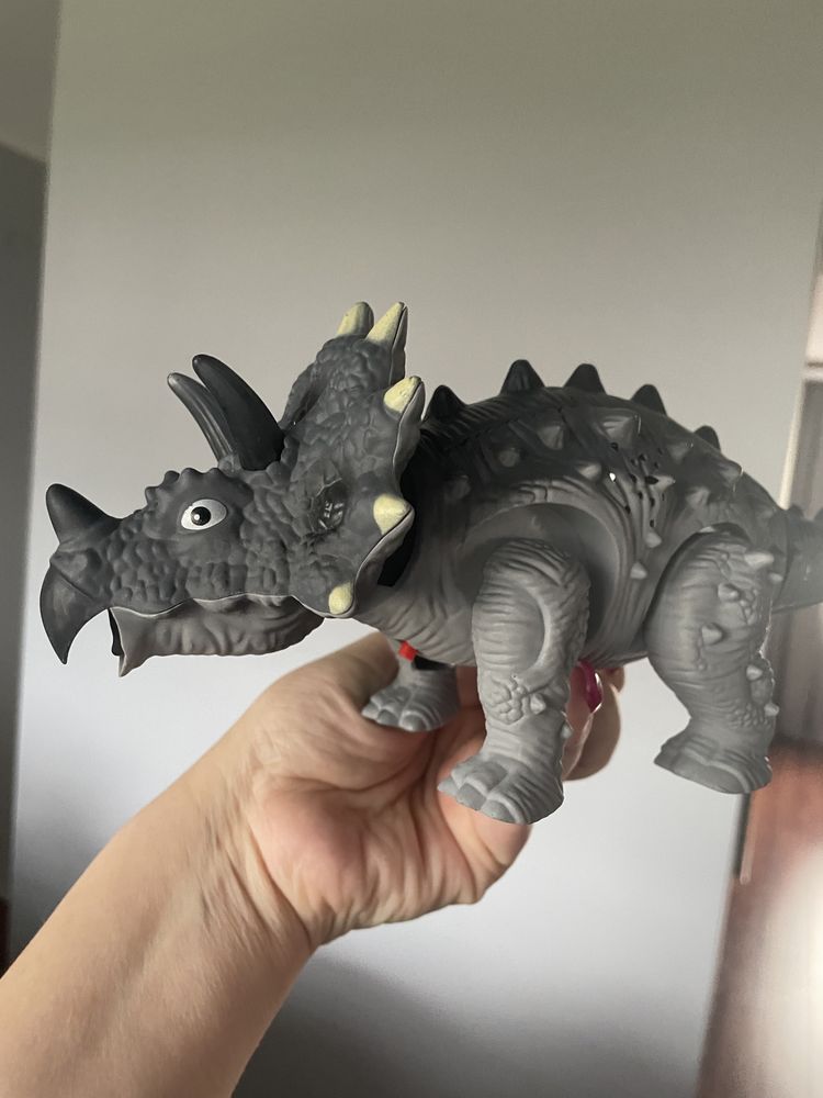 Dinozaur triceratops chodzi ryczy swieci