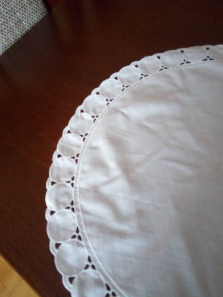 Serwetka biała batystowa o średnicy 40 cm