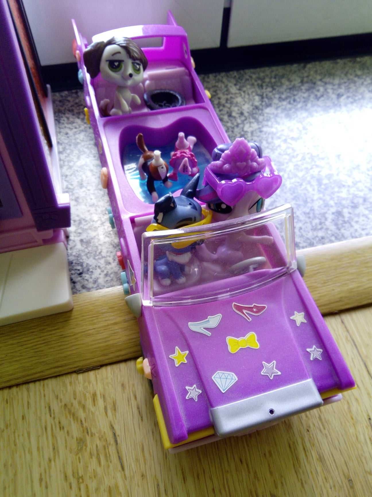 Littlest Pet Shop - A Loja das Mascotes, Quarto da Blythe e Limousine