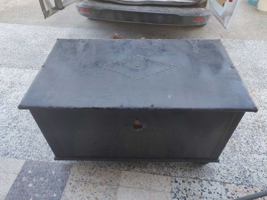 baú de madeira forrado a pele