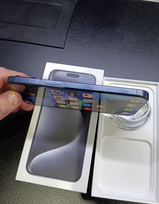 iPhone 15 pro Max 256GB igła z baterią 85% w kolorze ciemny granat.