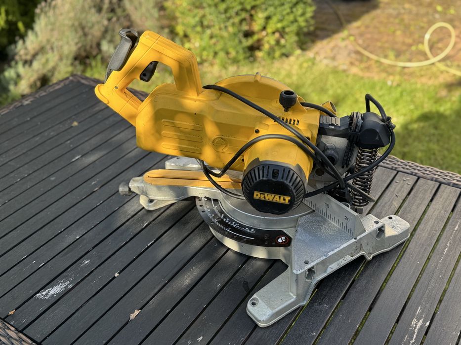 Piła ukosowa ukośnica 216MM 1800W DWS777 DEWALT