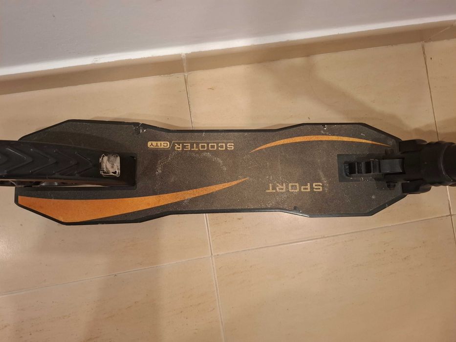 Vendo uma scooter.