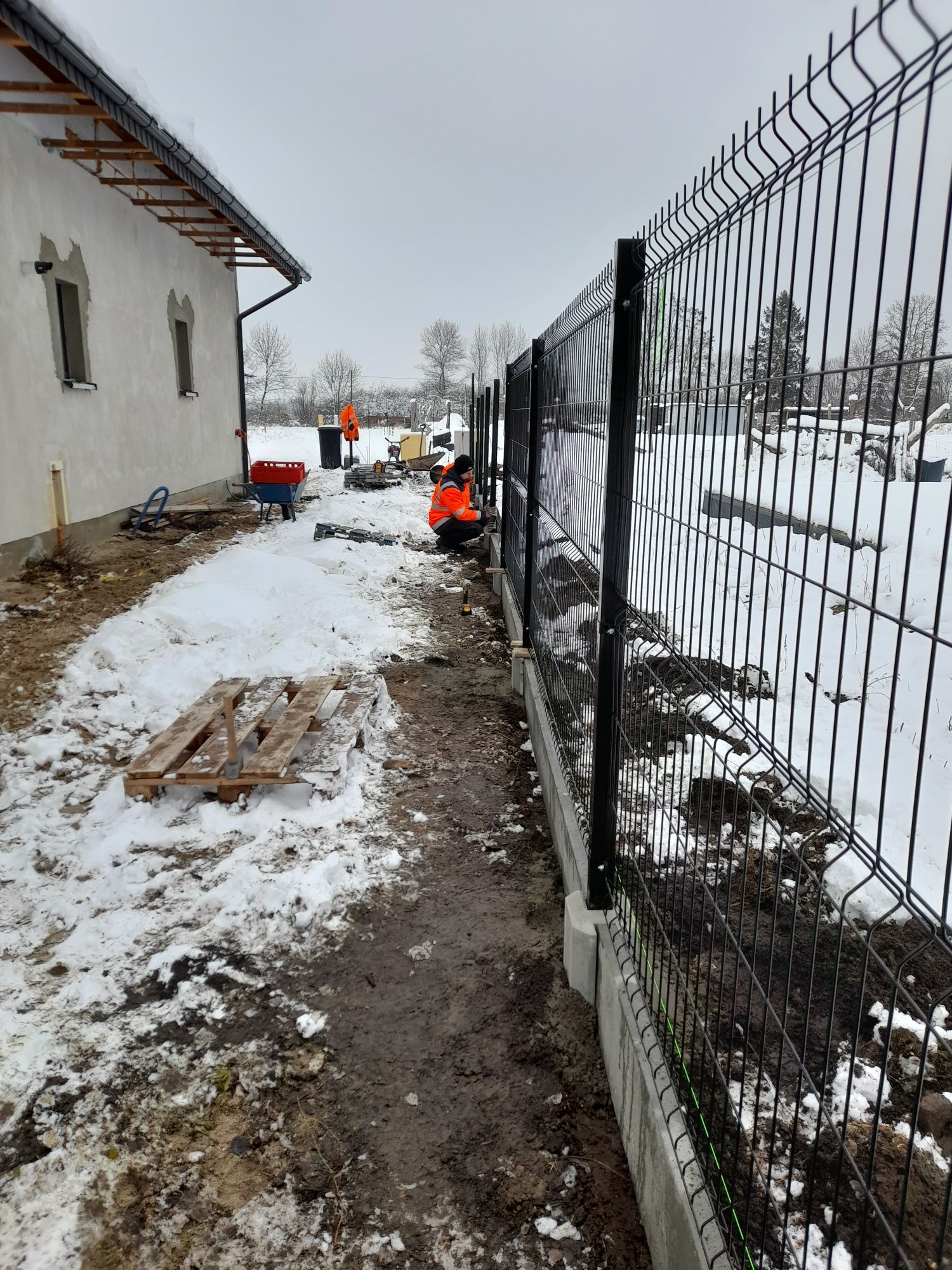 Montaż ogrodzeń panelowych ,naciąganie siatki .