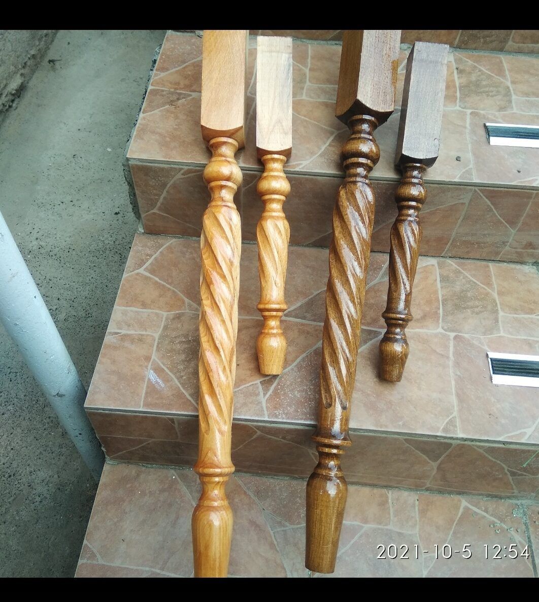 Новый !! Стол и 4 табуретки .