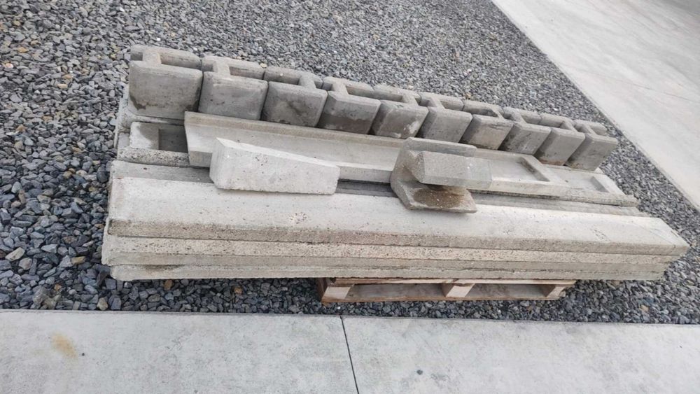 Pustaki  podmurówka.