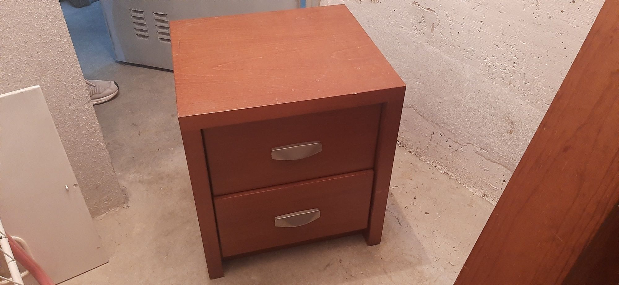 Cama de solteiro, estrado com pés, cabeceira e mesa de cabeceia