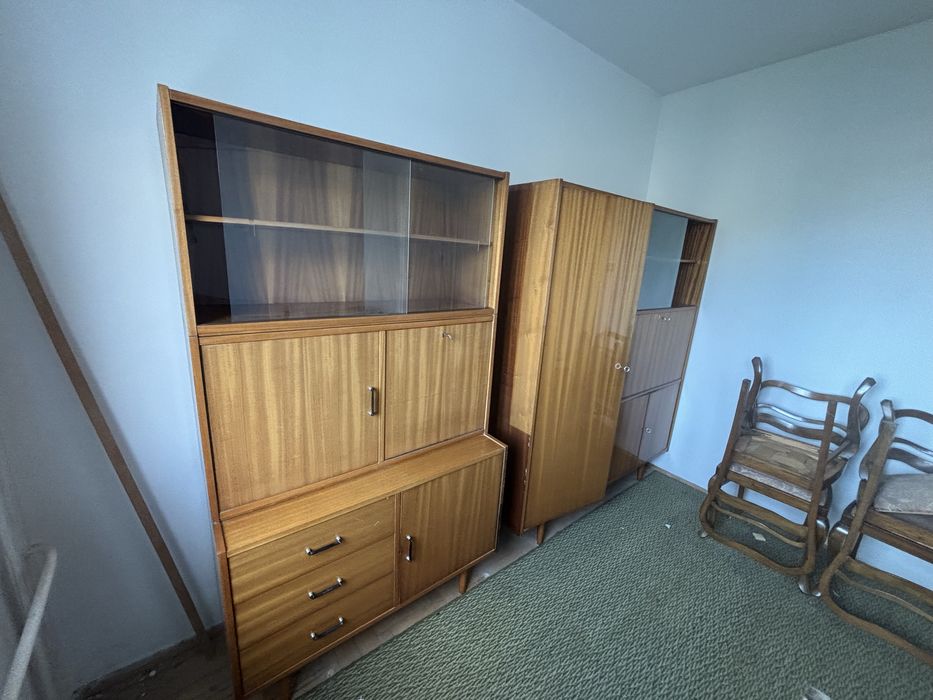 Meble z PRLu, dwa drewniane regały na nogach, fornir w połysku