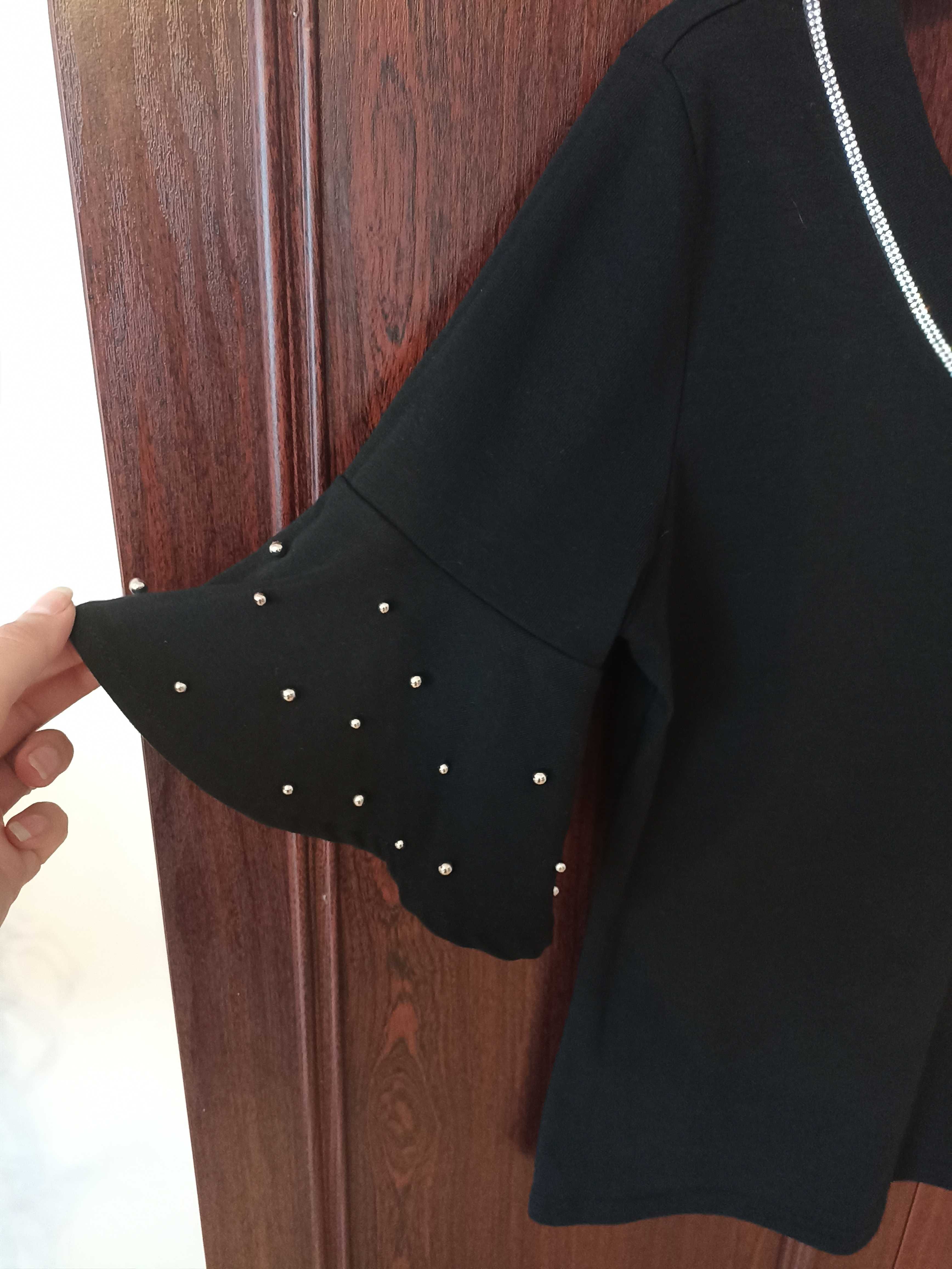 Czarna bluzka z ozdobnym rękawem