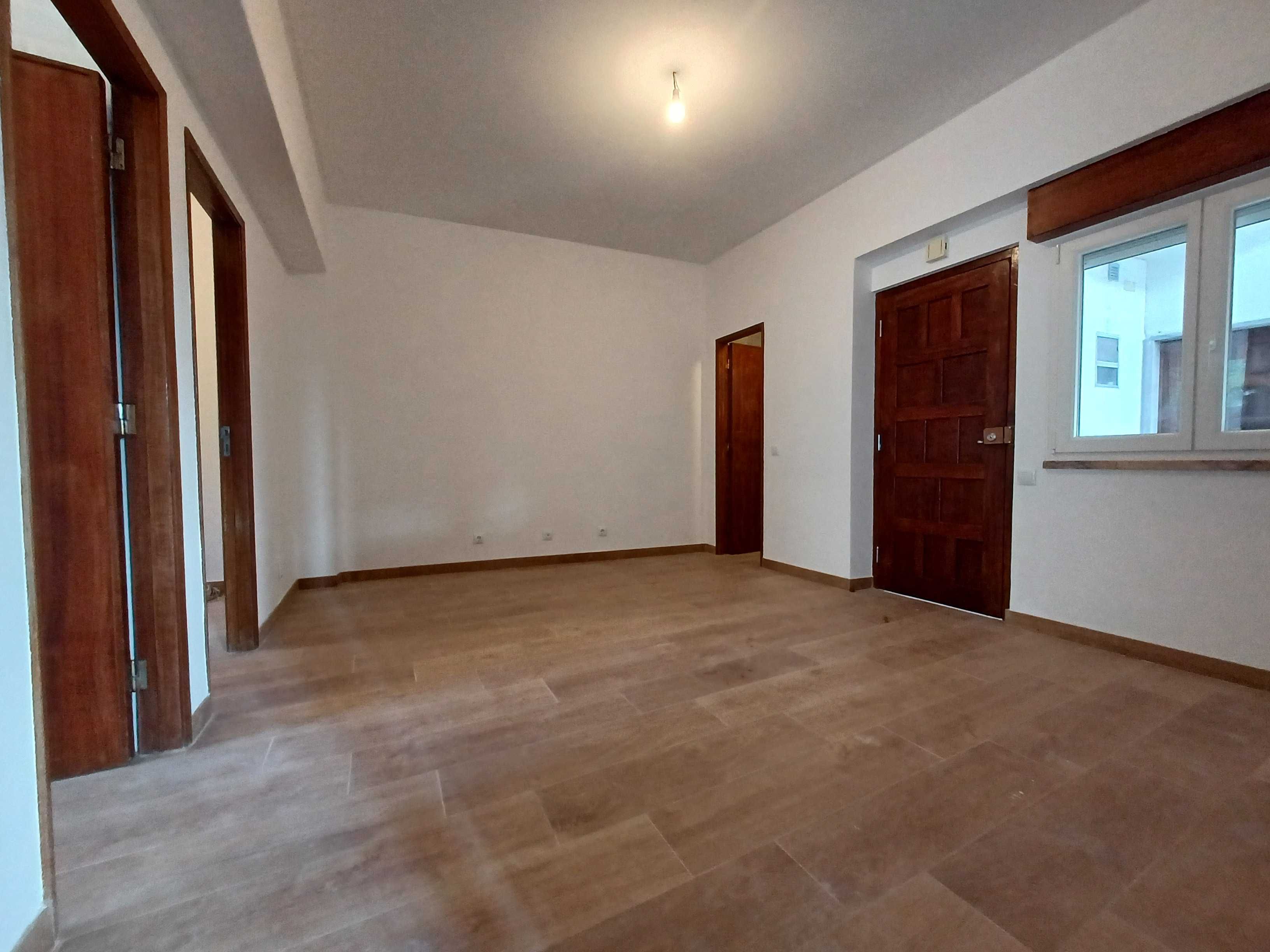 Apartamento T3 renovado para arrendar em Mira de Aire