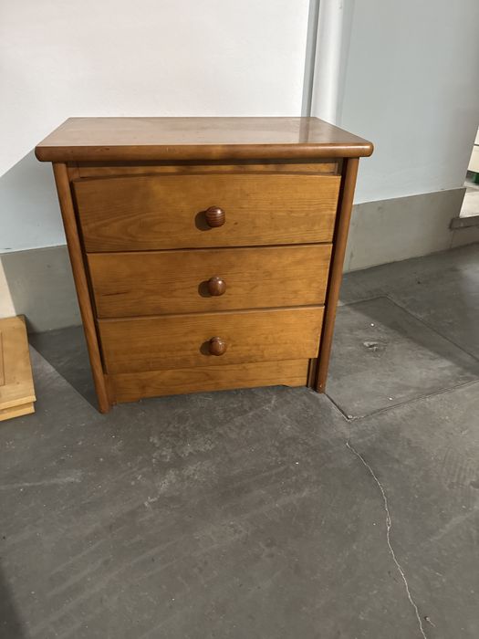 Mesa de cabeceira de madeira de boa qualidade