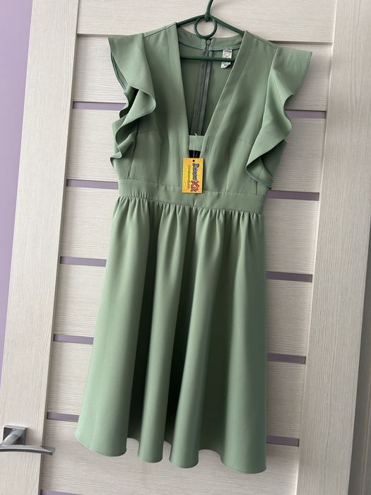 Нова сукня з етикеткою