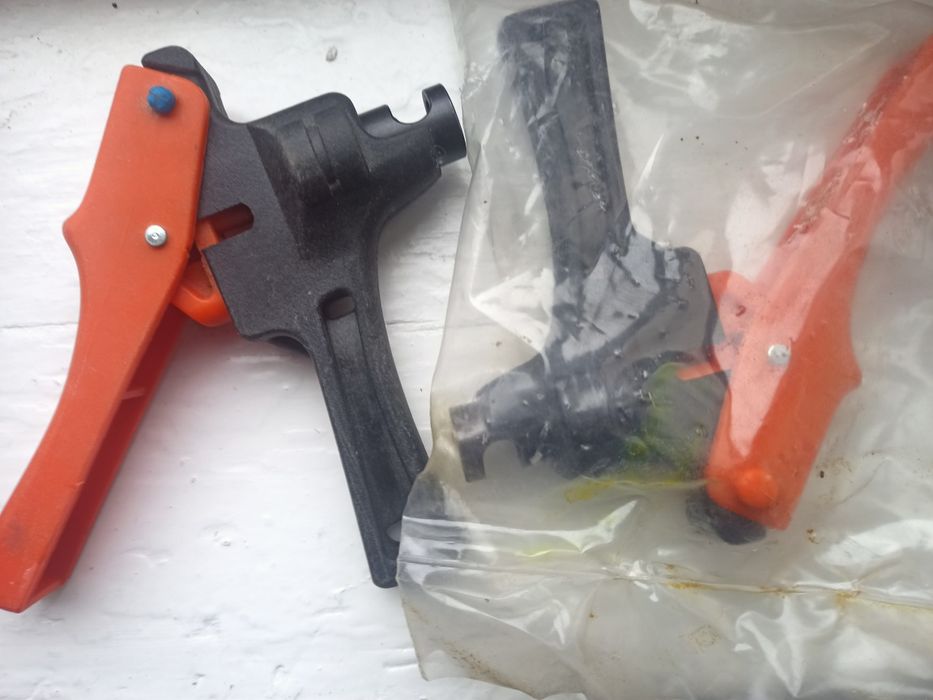 Пробій-дірокол для лейфлета.