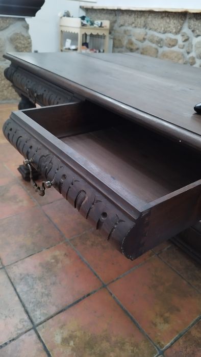 Mesa rústica castanho