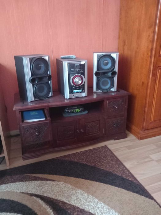 Sprzedam szafke RTV drewnianą