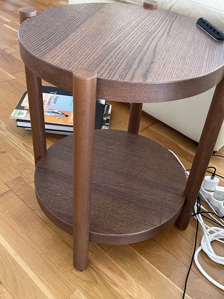 Mesa de apoio redonda modelo Listerby do IkEA