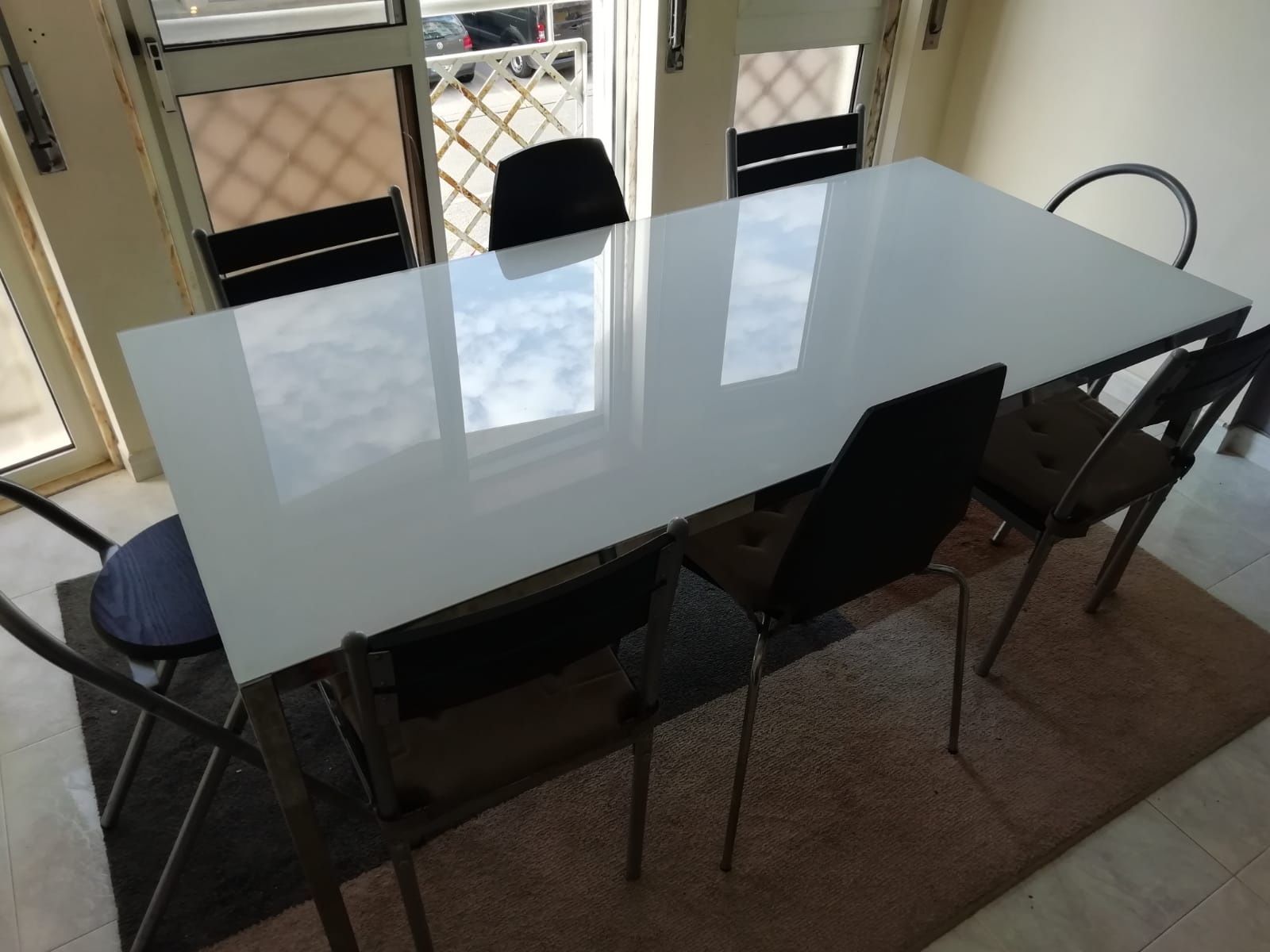 Mesa de sala em vidro e cadeiras