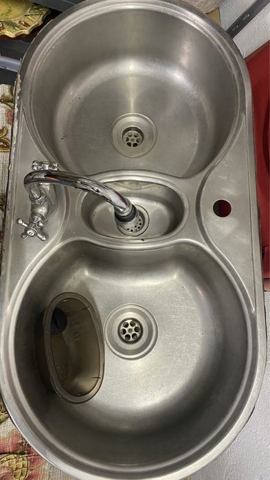 Lava louças de INOX com 2 cubas circulares e torneira.