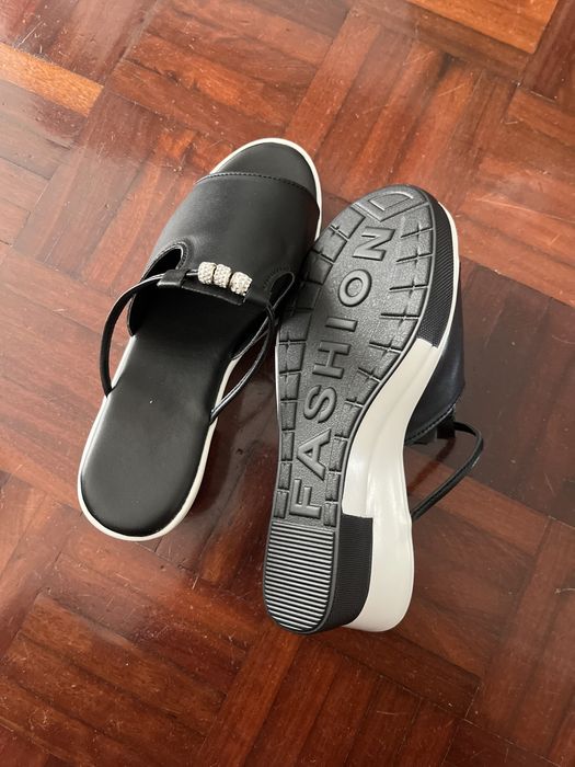 Sandalias novas em preto e branco