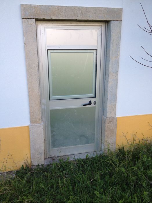 Porta de Aluminio completa com postigo