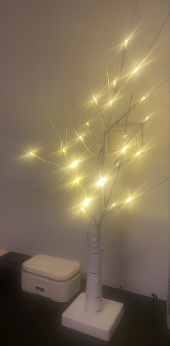 Arvore com luz. Funciona a pilhas e corrente usb