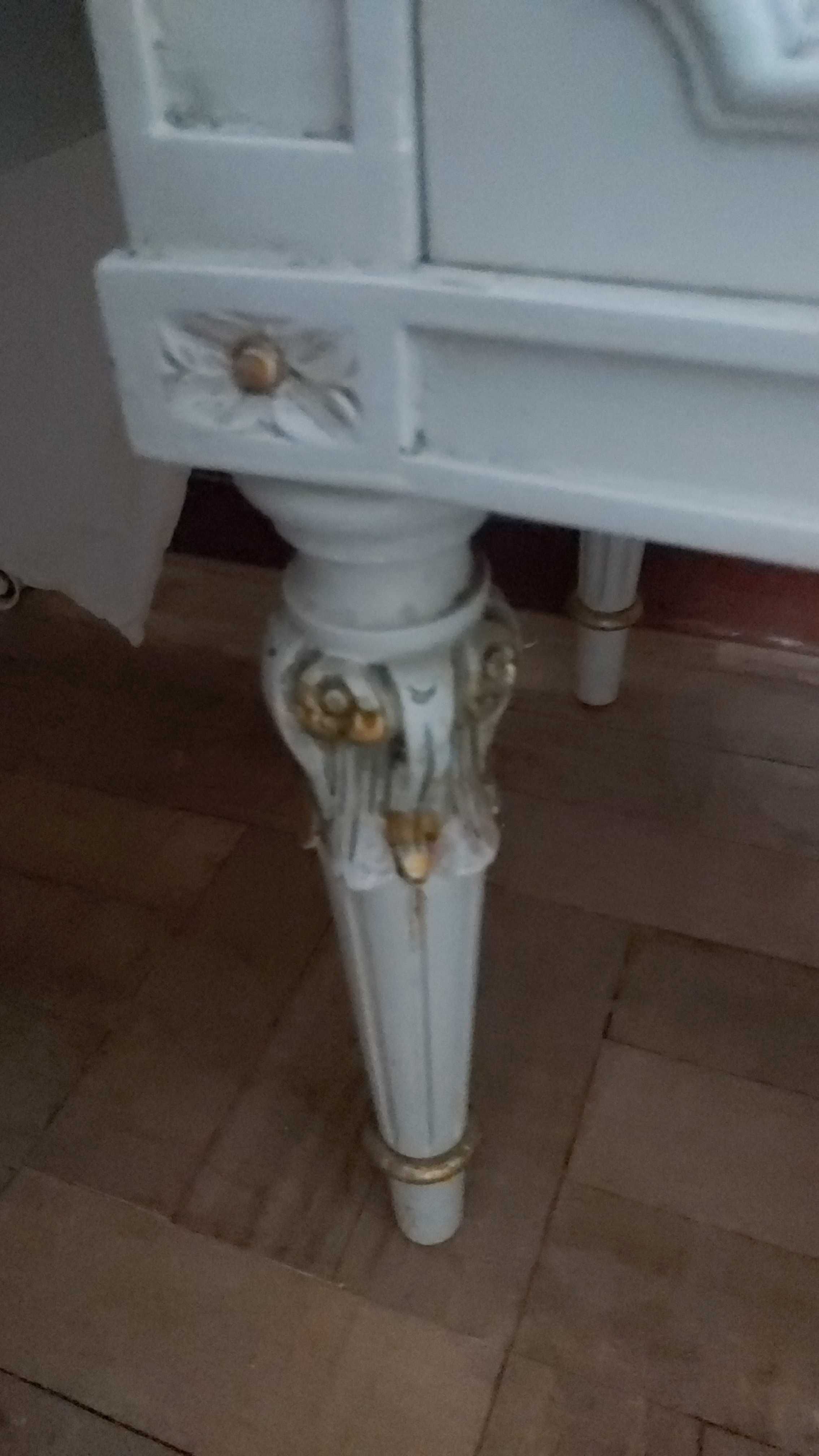 2 Mesas de cabeceira.