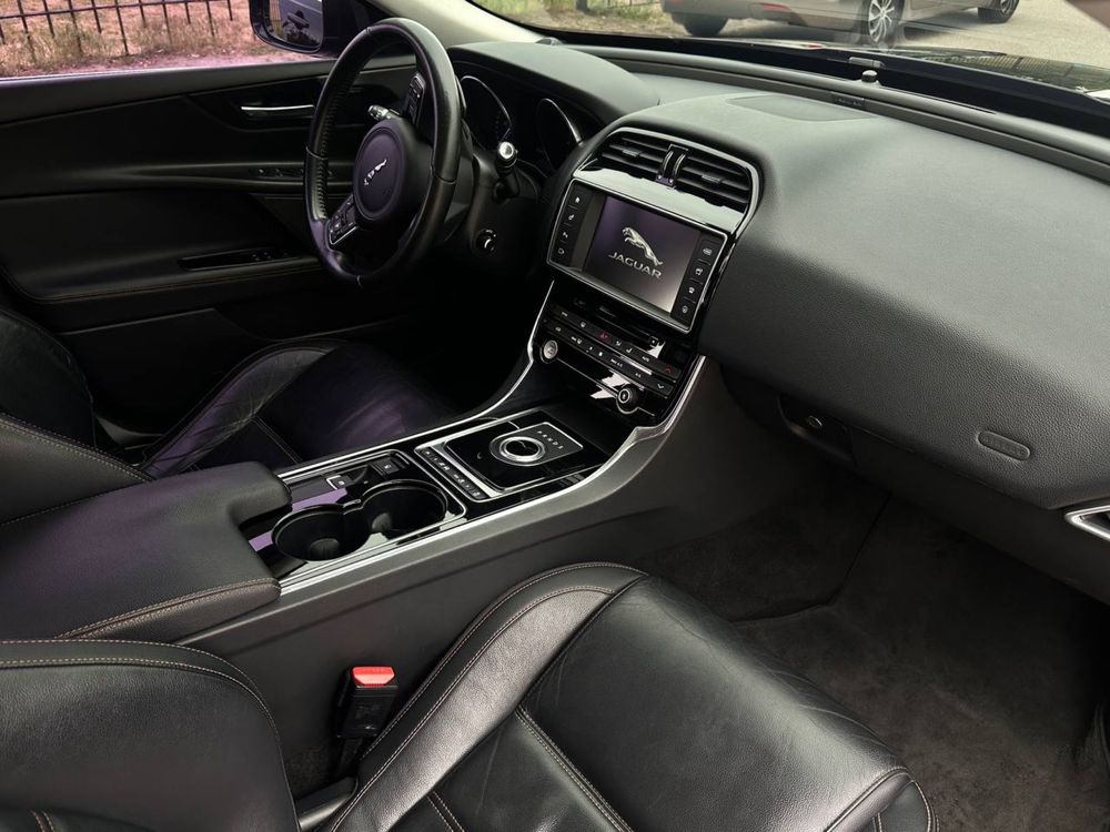 Срочно продам Jaguar xe 2.0 дизель 180 лс