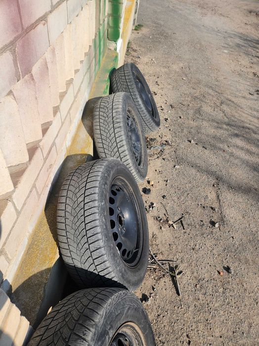 Гума Goodyear 215/60 r16 з металевими дисками