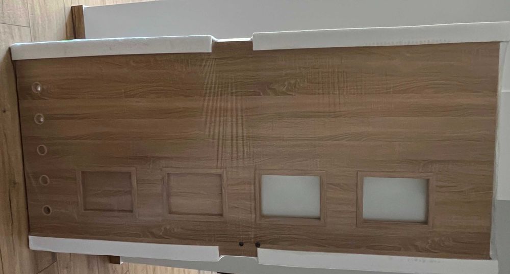 Drzwi z szybą i wentylacją.