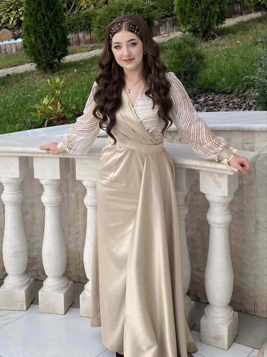 Вечірня сукня з накладним хвостом