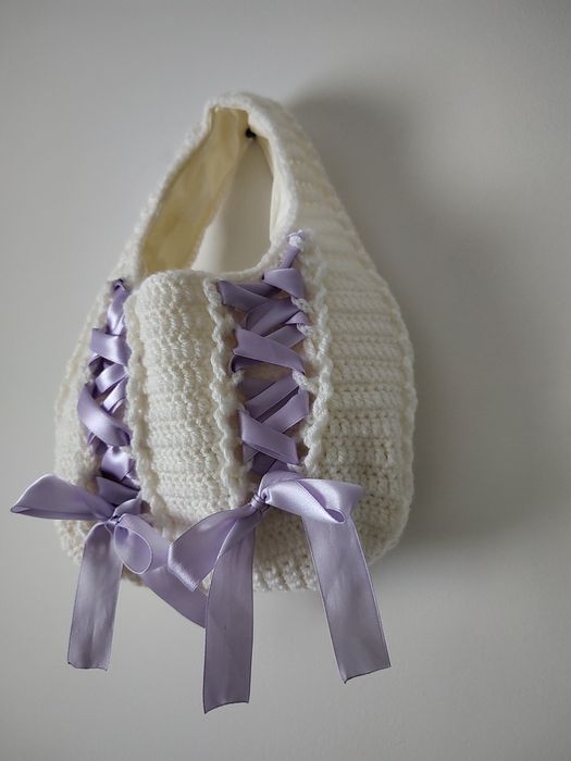 biała torebka z fioletowymi wstążkami