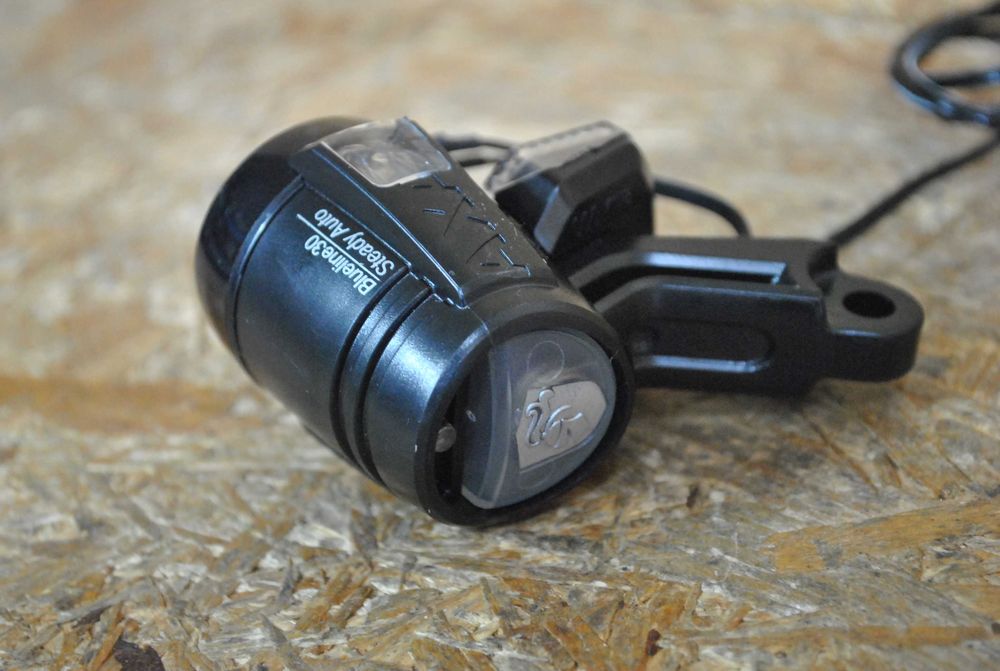 Lampa Rowerowa AXA BLUELINE 30 STEADY AUTO Czujnik Zmierzchu