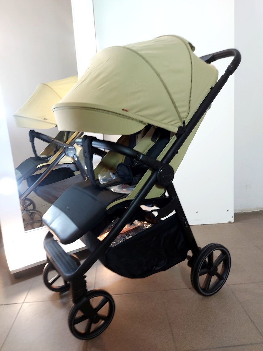Коляска CARRELLO Bravo Lite з LED підсвіткою з великим капюшоном