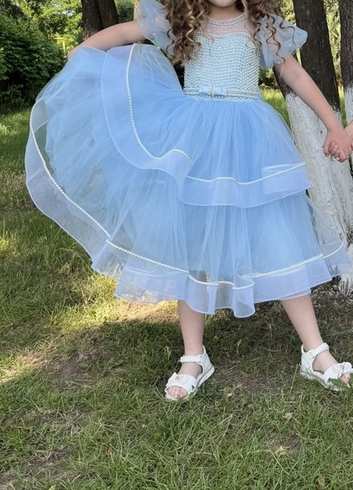 Нарядное платье на 5-6 лет