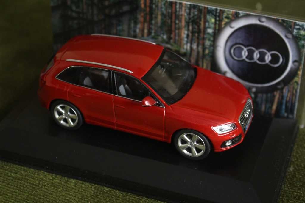 Audi Q5  - model 1/43 rok 2013