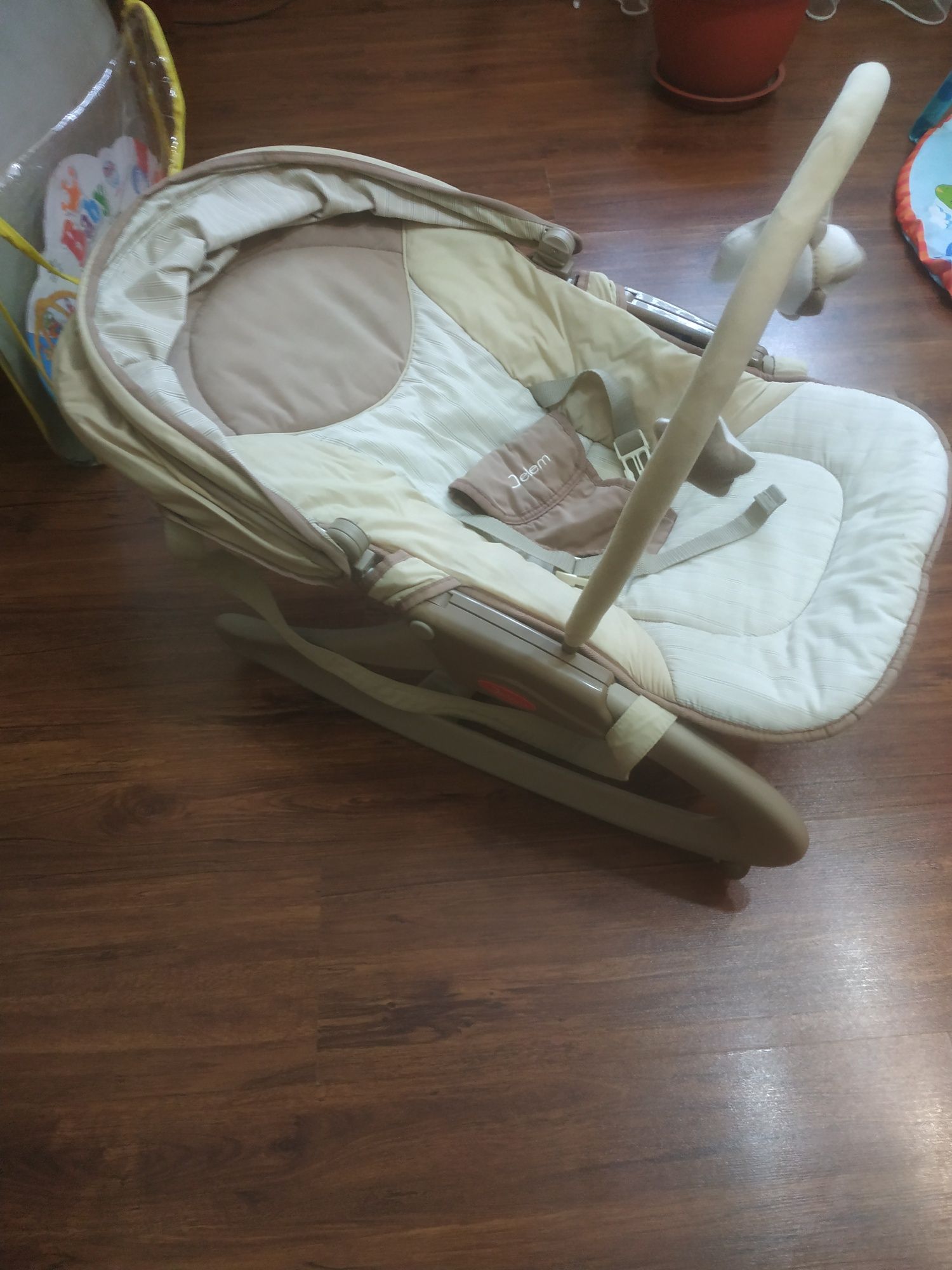 Продам детское кресло-качалку и игровой коврик,стульчик для кормления