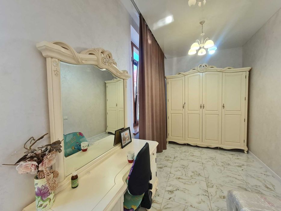 Хозяйский частный дом с гаражом на Таирова Левитана Королева