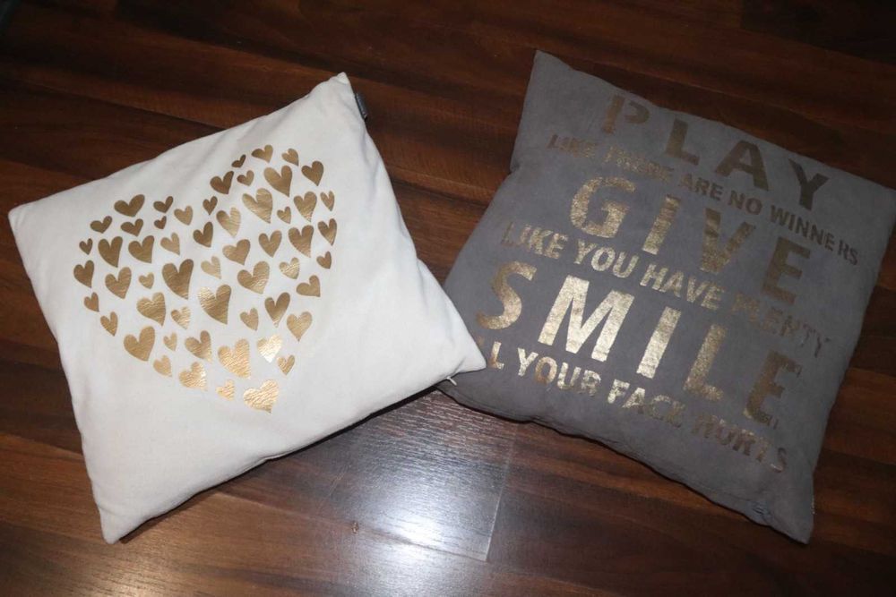 dwie poduszki złote printy