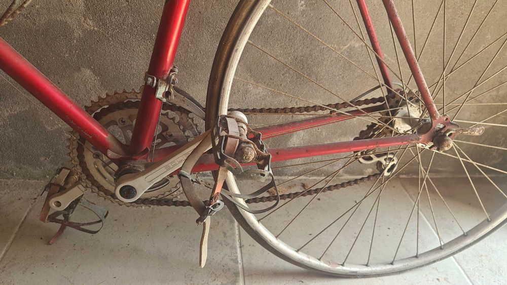 Bicicleta ciclismo antiga com mais 50 anos para restaurar