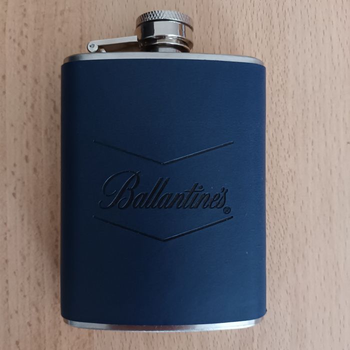 Piersiówka logo Ballantine's