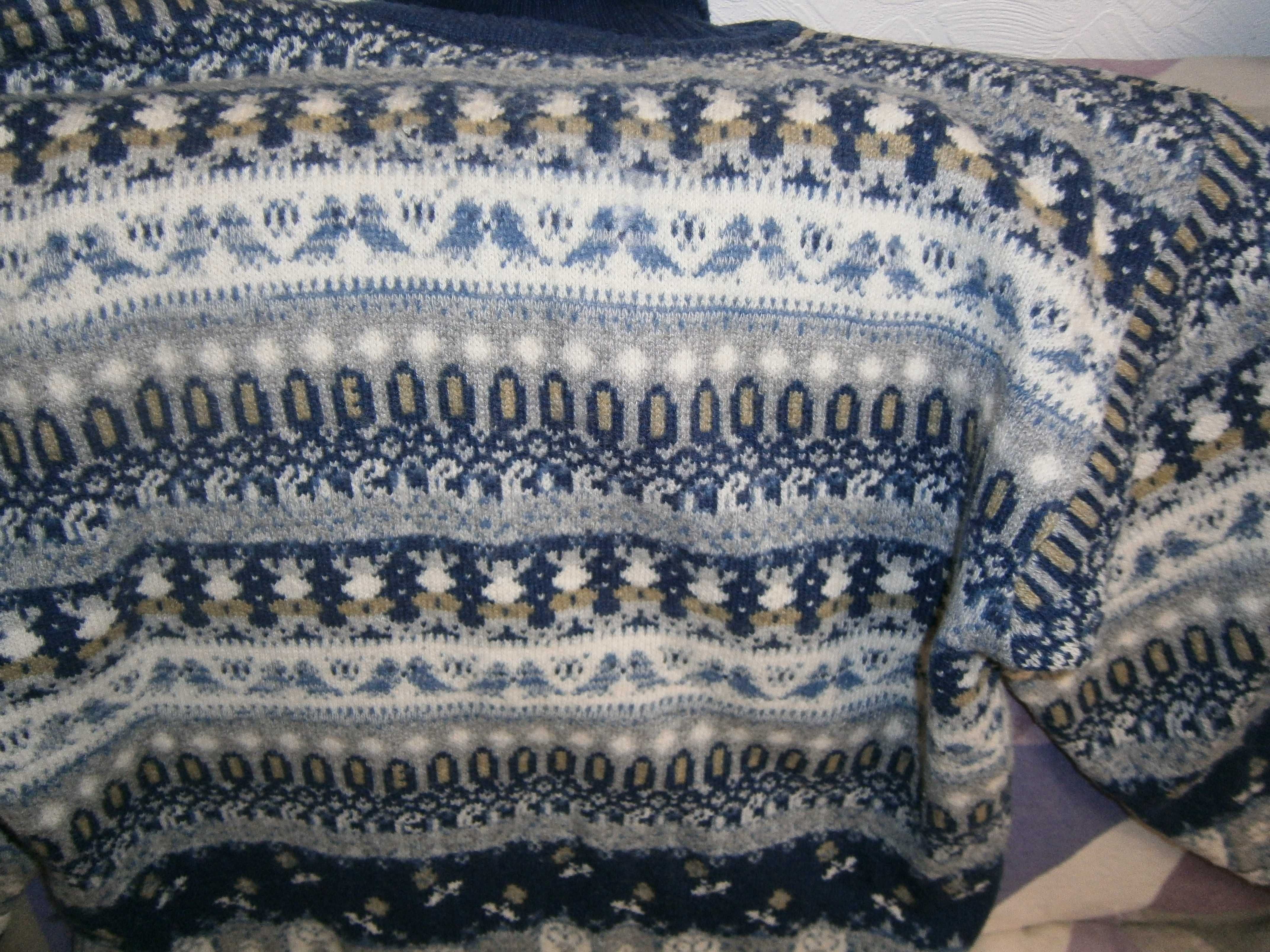 Продам  шерстяной свитер  52р