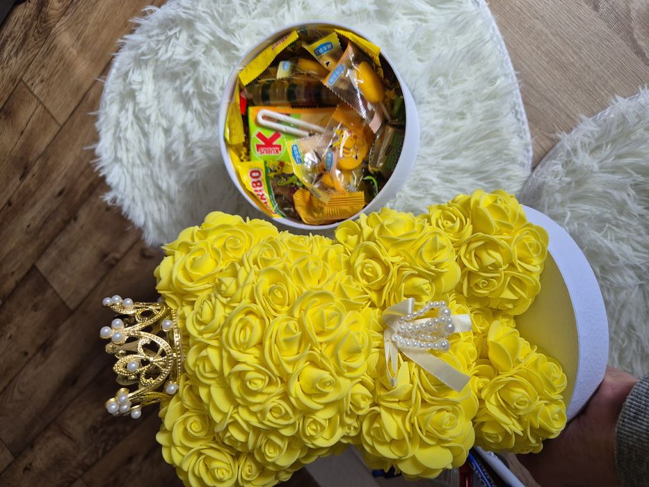 Prezent Miś z pudełkiem słodyczy