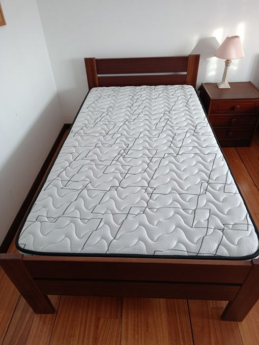 Duas camas de solteiro com colchões novos