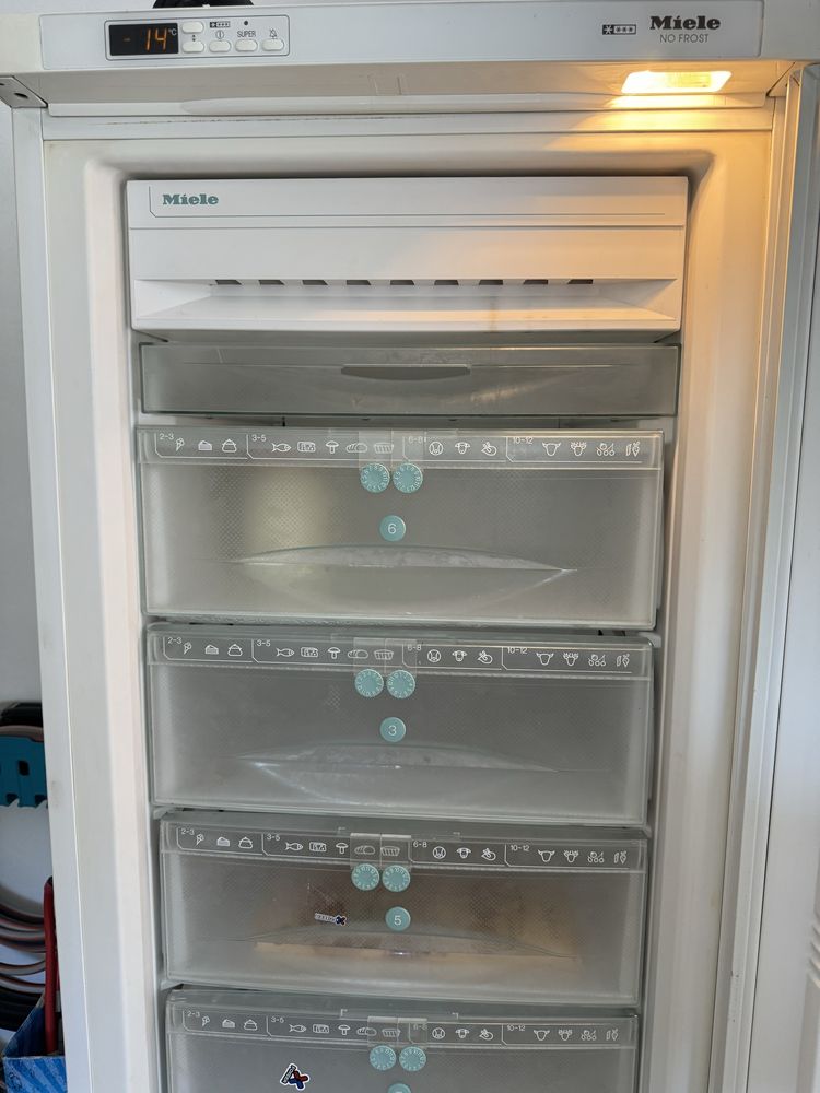 Морозильна камера Miele NO FROST.
