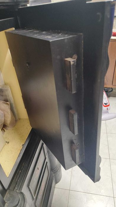 Cofre grande vertical muito antigo em ferro maciço