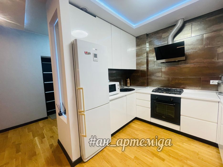 Продам 2 х комнатную + кухня студия ЖК Олимпийский ж/м Левобережный 3
