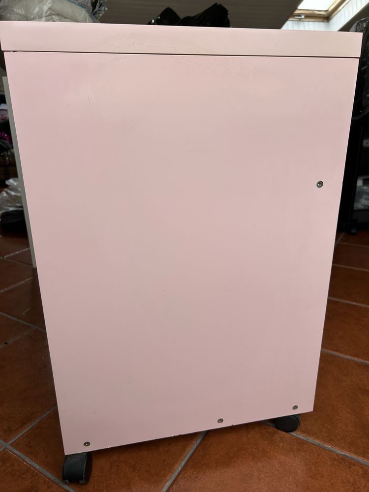 Secretaria cor de rosa