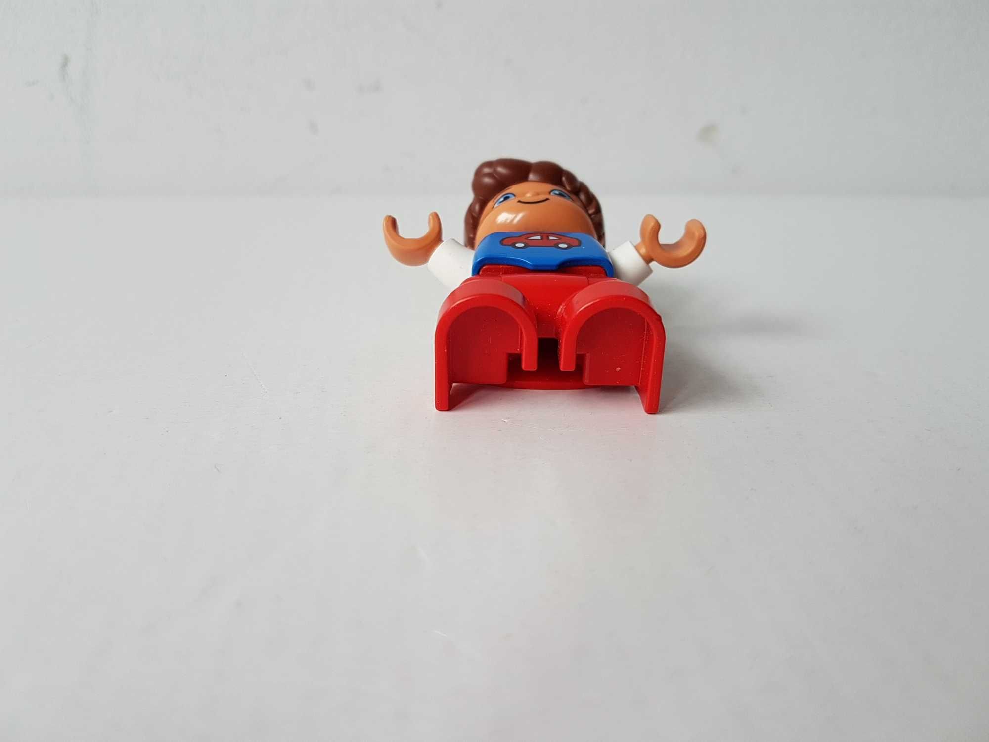 Figurka LEGO DUPLO chłopiec z autkiem na bluzce Pociąg z cyferkami