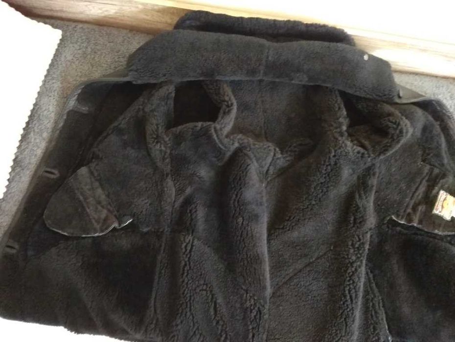 Kożuch damski z naturalnej owczej skóry w kolorze czarnym.Stan idealny
